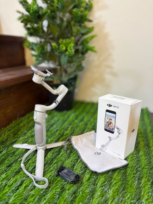 DJI OM 5 Smartphone Gimbal Stabilizer